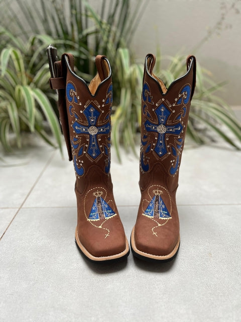KIT TEXANA BORDADO CRUZ E NOSSA SENHORA AZUL COM METAIS COURO MARROM + BAINHA + FACA