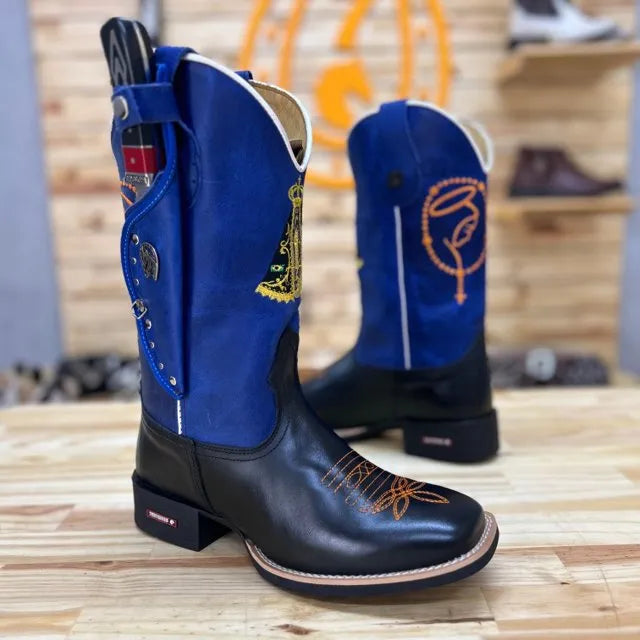 BotaFaca Padroeira
                                    - Couro Cano Fóssil Azul Bic | Couro Gáspea Látego Preto | Bordado Nossa Senhora Tradicional e Terço