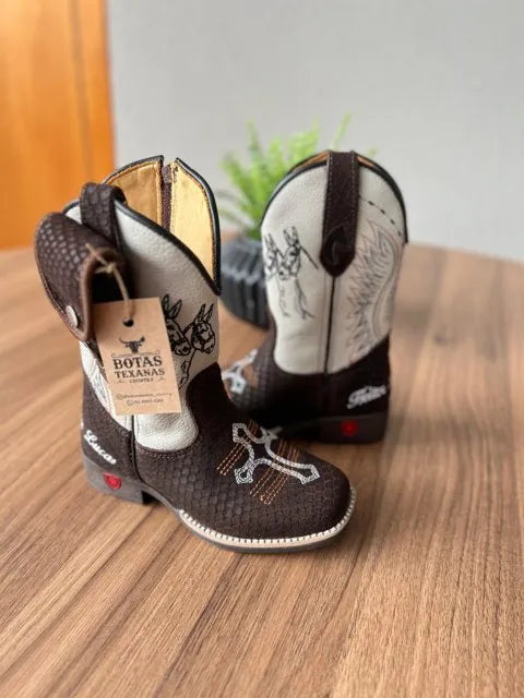 Texana Enzo Infantil com Kit Canivete - Couro Off-White e Tilápia Marrom/Bordado Mulas Preto e Cruz Branca